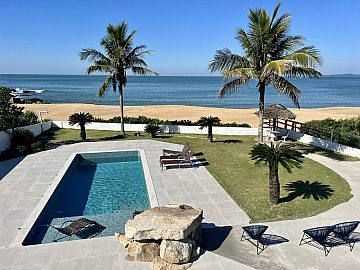 Casa na Praia do Estaleirinho - P� na Areia - Piscina